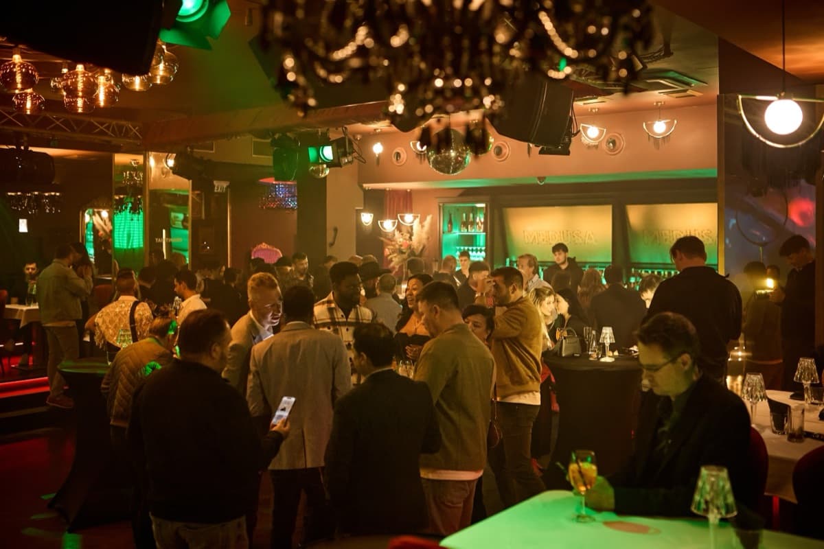 Večerní atmosféra firemního eventu